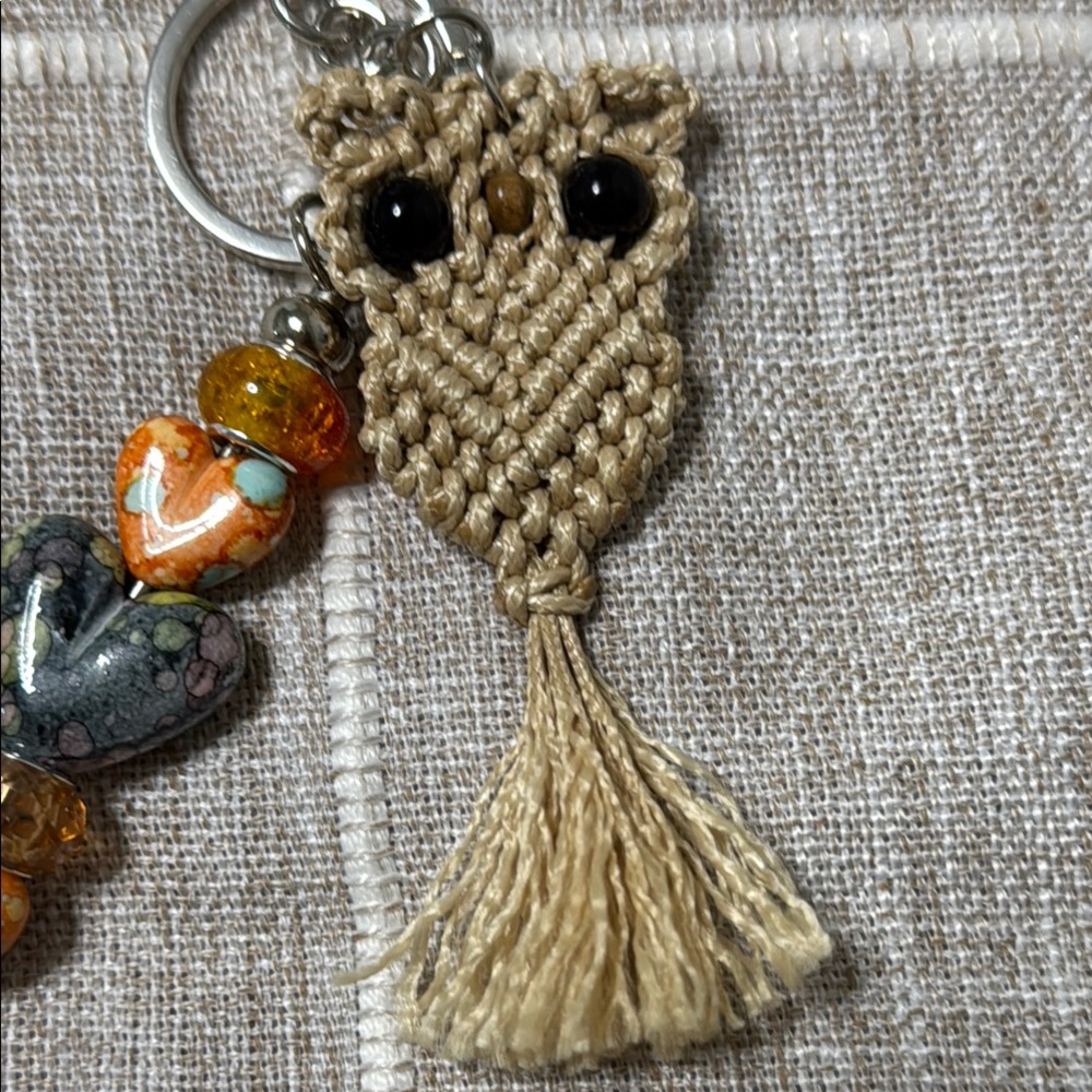 🦉 Handcrafted Owl Keychain – Macramé & Beaded Heart Accents - Picture 6 of 8